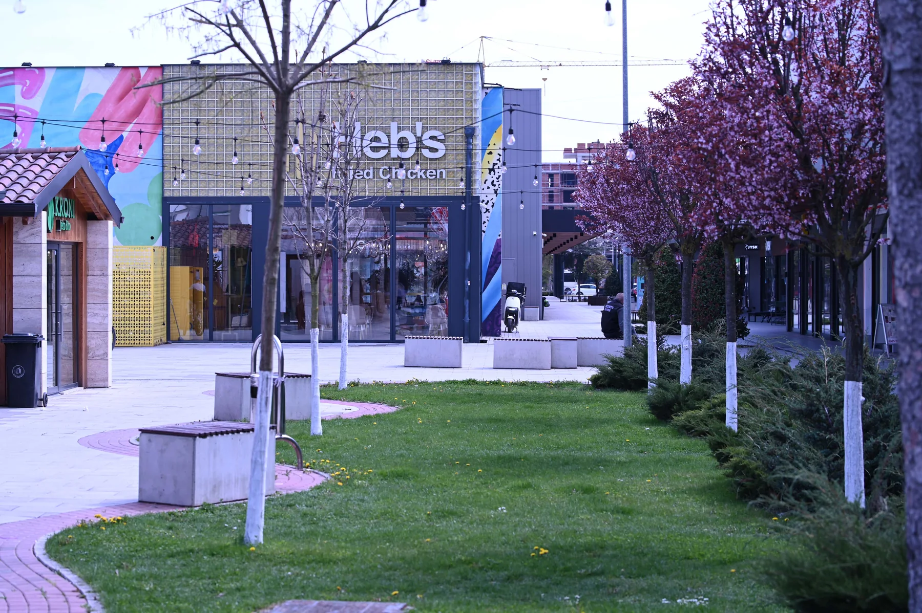 Hebs Fried Chicken në Park Plazza me hapësirë të jashtme dhe shëtitore