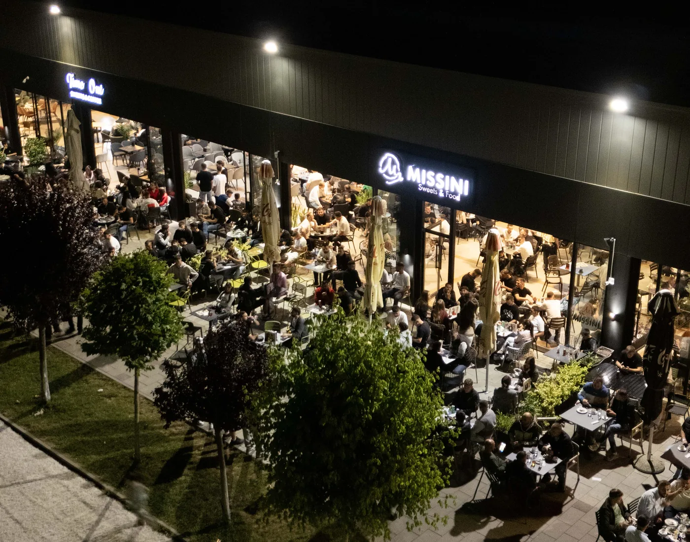 Tarraca e mbushur me vizitorë te Missini dhe gastronomia e Park Plazza gjatë mbrëmjes