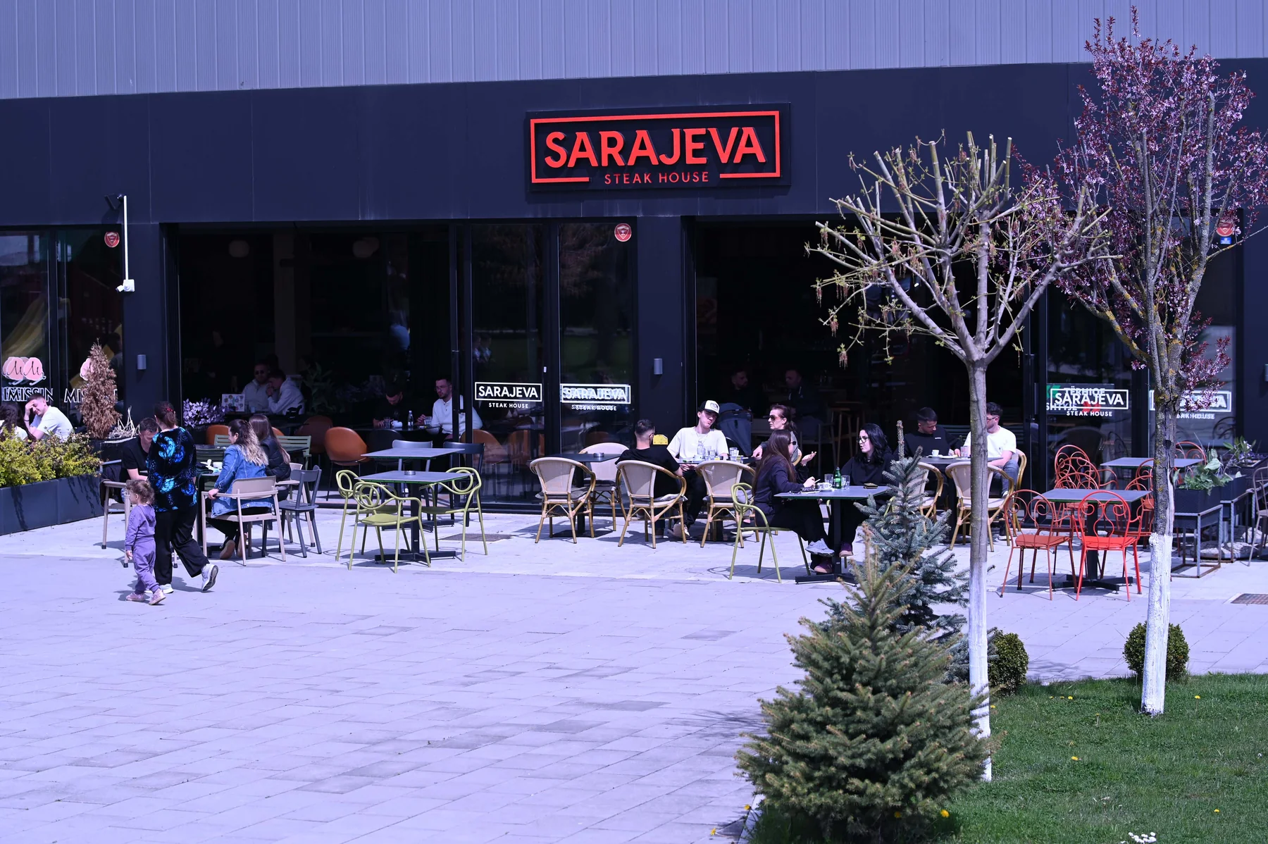 Sarajeva Steakhouse në Park Plazza me tarracë të jashtme dhe vizitorë